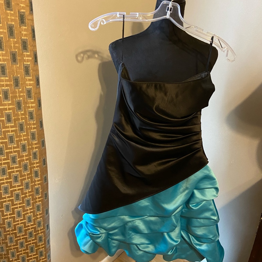 This is a ONYX dress short to the knee light blue and black
